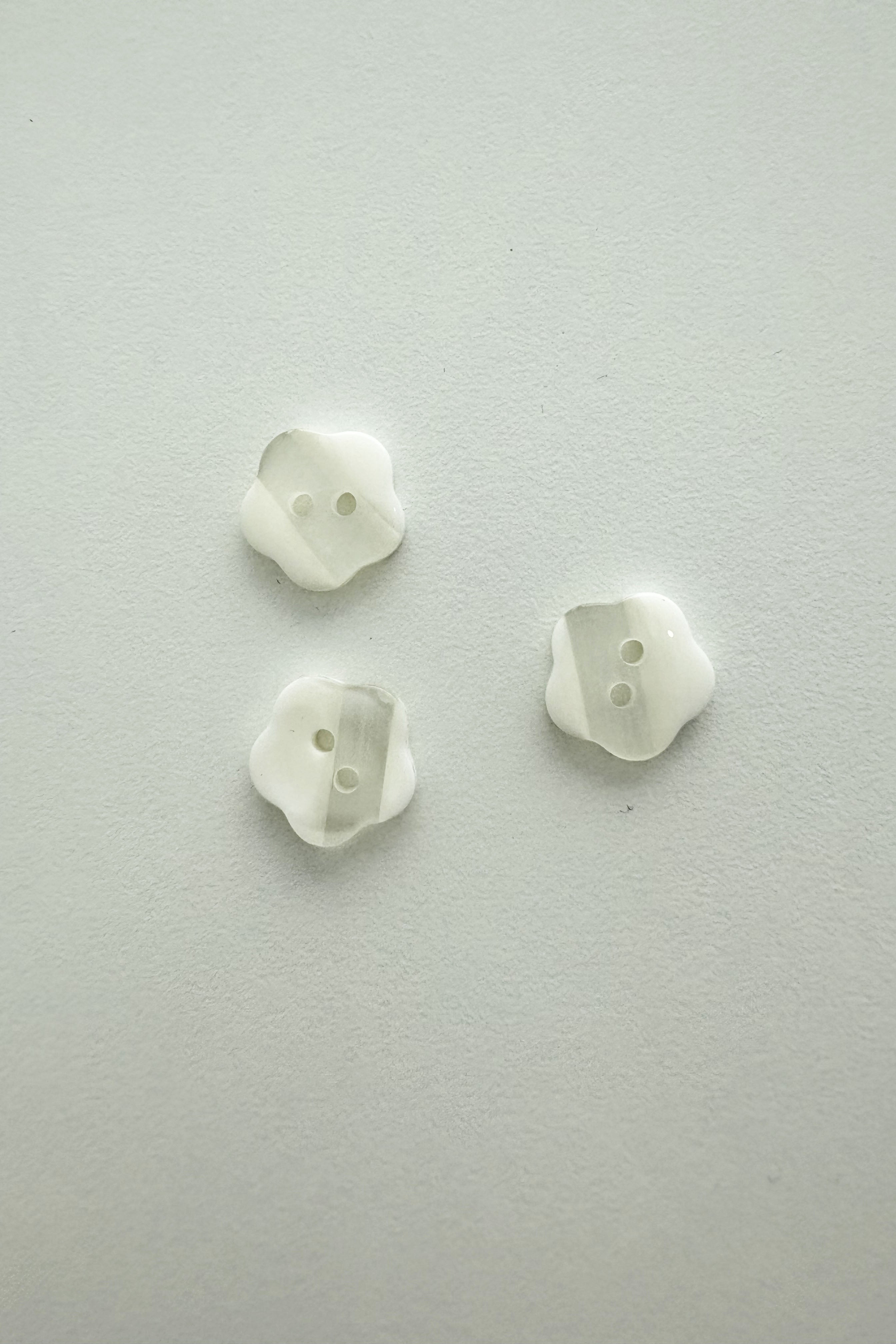 White flowered button 12mm