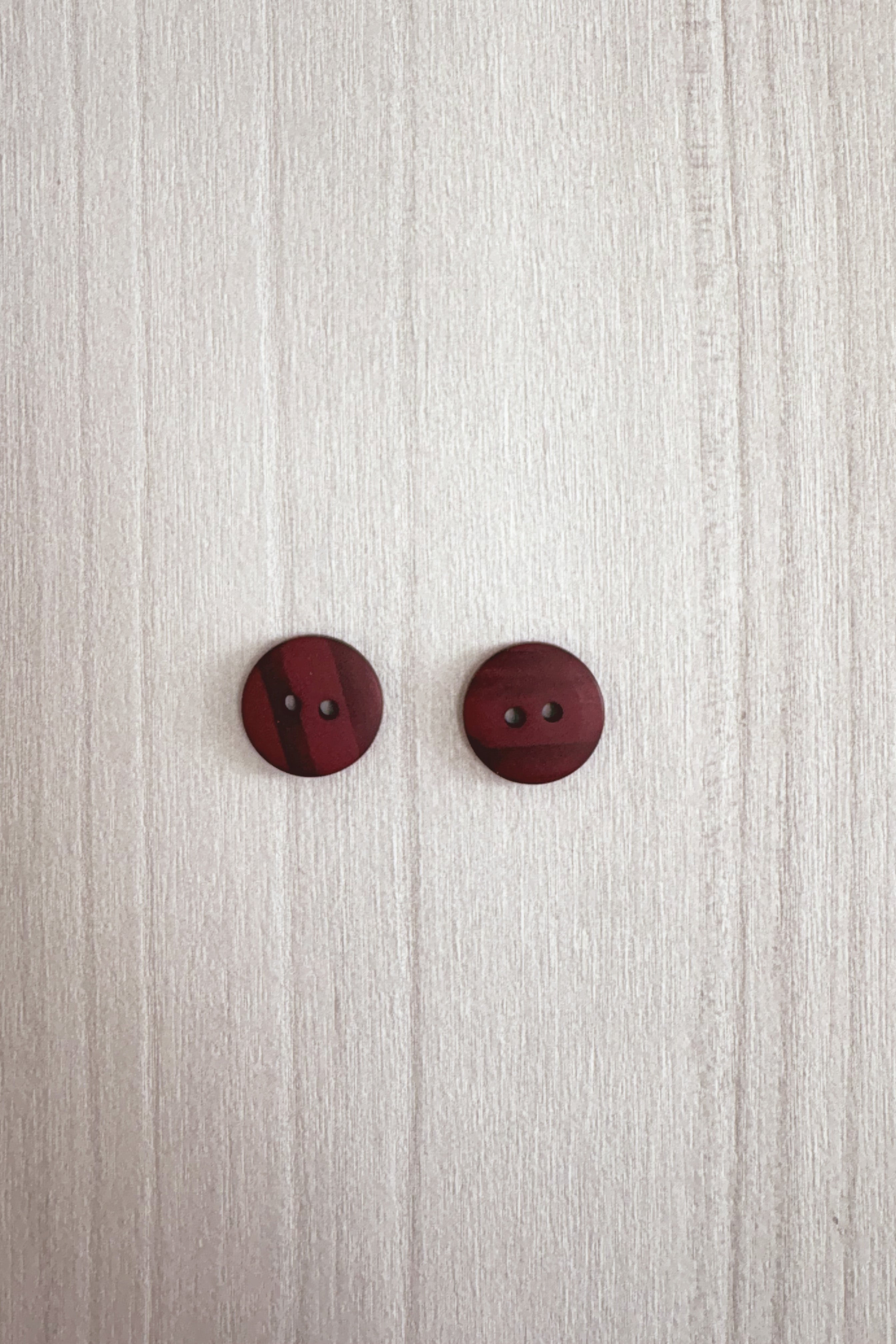 Bouton rouge marbré 15mm